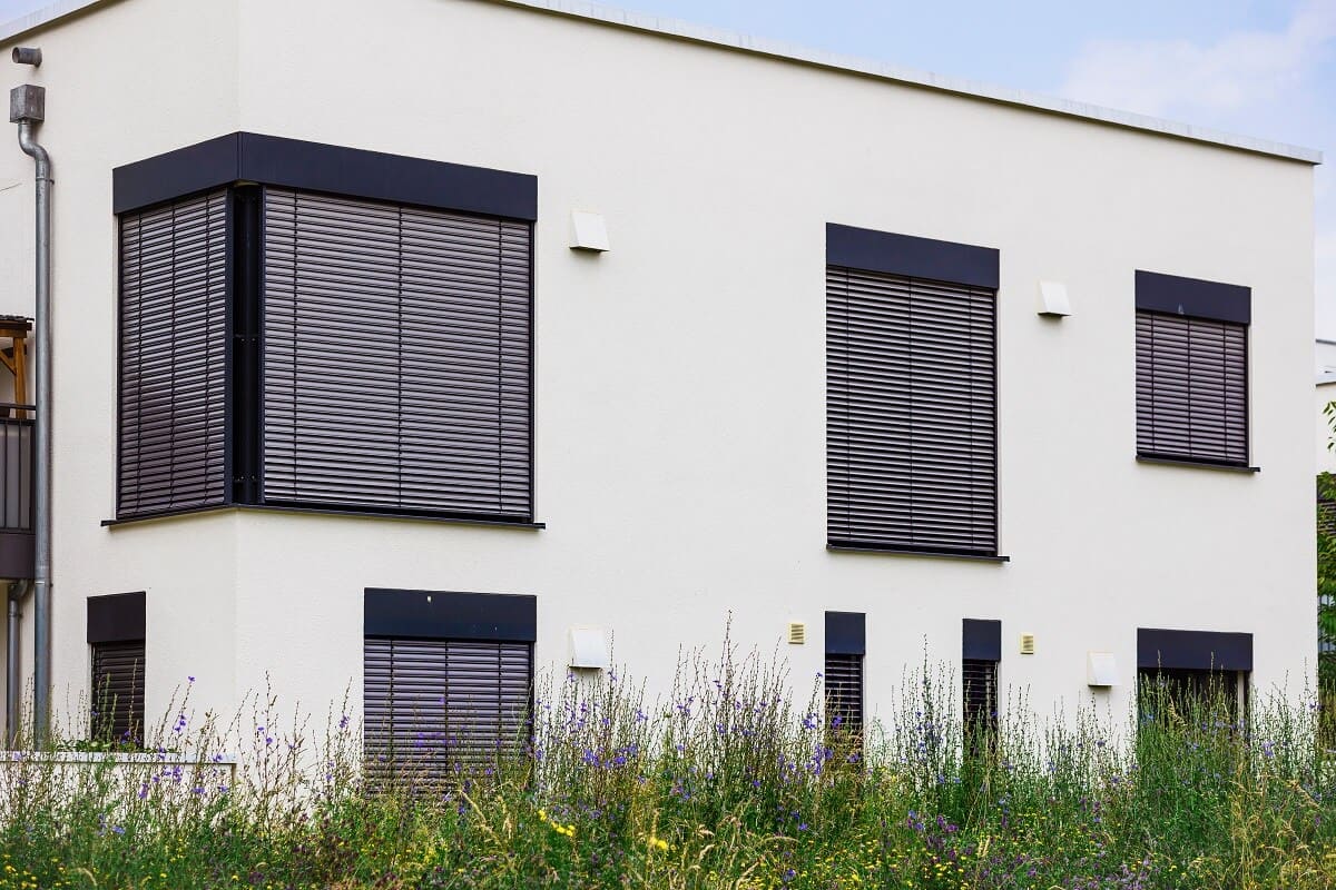 Jak skutecznie chronić dom przed słońcem?